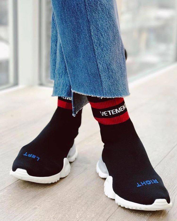 кроссовки-носки с джинсами