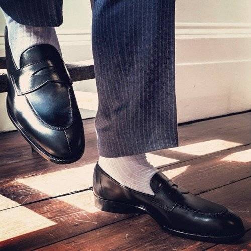 Белые носки под чёрные туфли и брюки