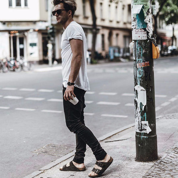 Как носить темные джинсы