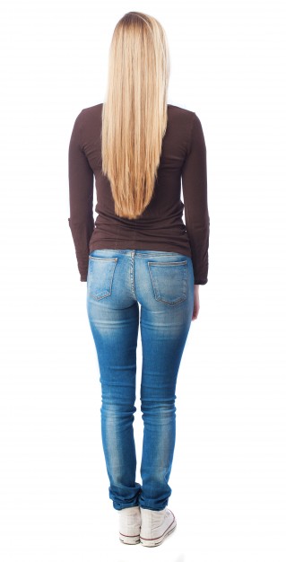 Вид сзади блондинка подросток в джинсах