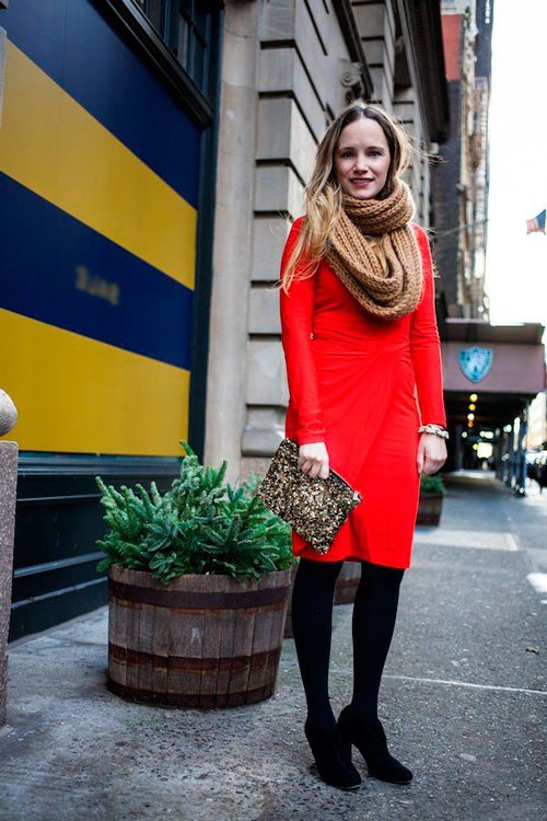 Девушка в коротком, красном платье и светло-коричневом шарфе хомуте
