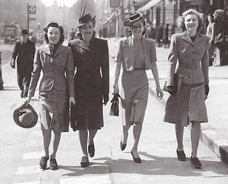 Девушка, одетые в стиле милитари идут по улице, 40-е года 20 века
