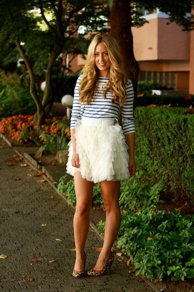 Девушка в многослойной юбке