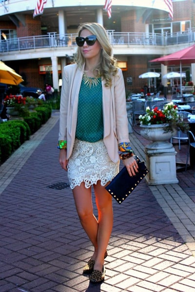 Девушка в шелковой блузке