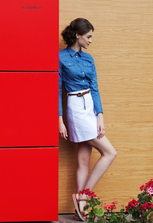 Девушка в синей рубашке