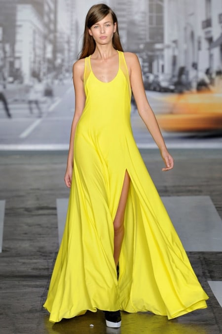 Модель в длинном желтом платье