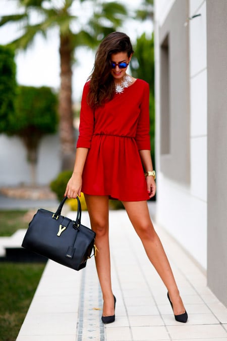 Девушка в красном платье и черных лодочках