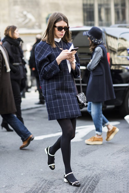 Девушка в пальто и черно-белых туфлях