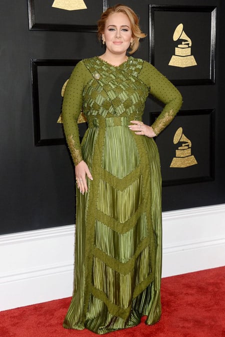 Адель в зеленом платье