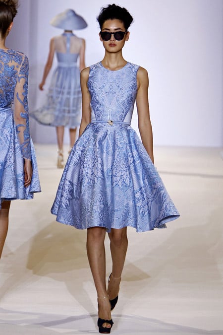 Модель в нежно-голубом платье