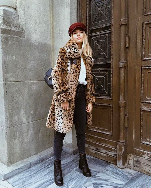 Девушка в серых джеггинсах, леопардовом пальто, бордовой кепи и армейских ботинках фото