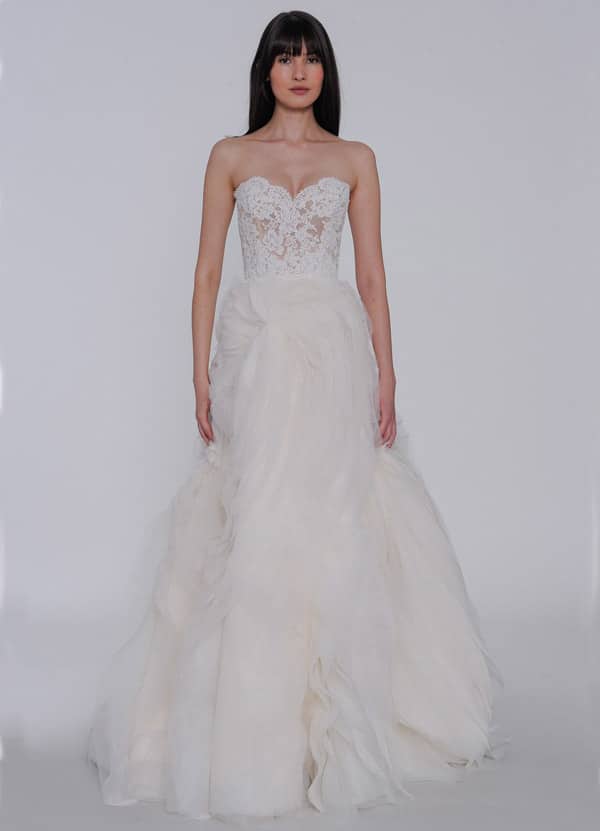 Модель в белом свадебном платье с корсетом от lazaro