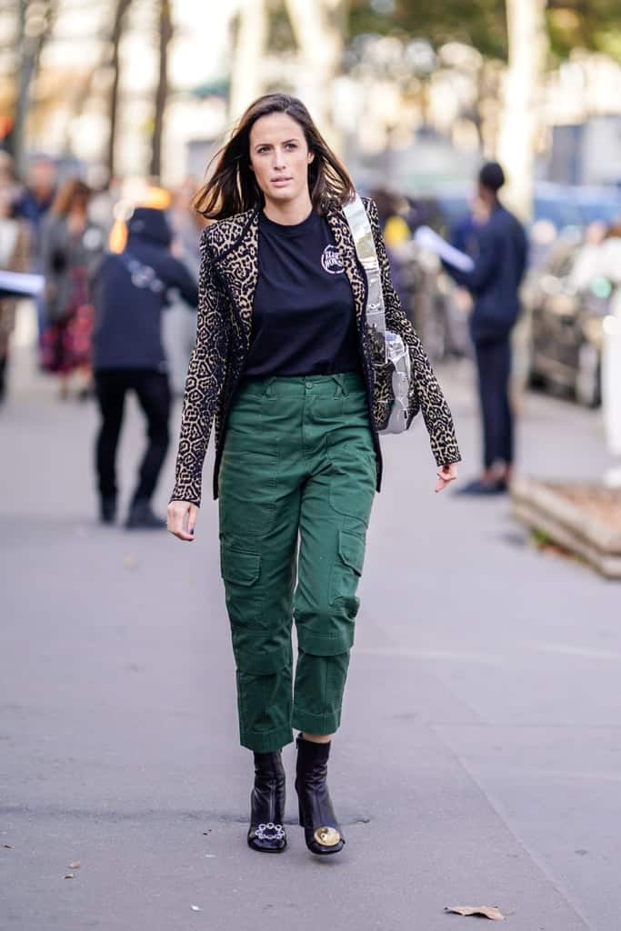 Девушка в зеленых брюках, леопардовый пиджак и ботильоны