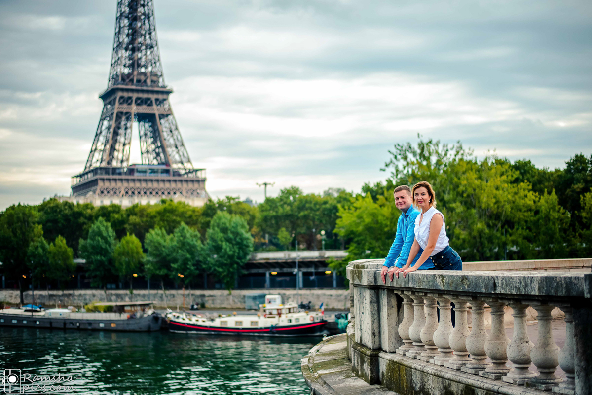 Paris official. Париж море. Свидание в Париже. Эйфелева башня фотосессия. Лавка на фоне Эйфелевой башни.