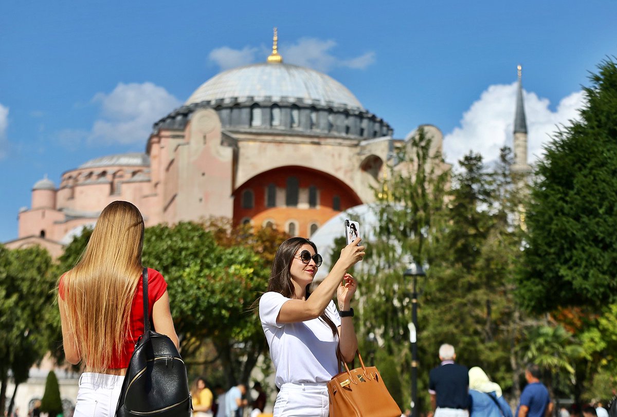 Люди живущие в стамбуле. Стамбул туристы. Турция туризм. Стамбул экскурсии для туристов. Подруги в Стамбуле.