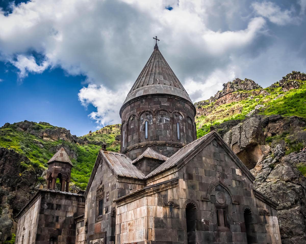 Vlv armenia. Храм Гарни и монастырь Гегард. Гехард монастырь Армения. Гарни Гегард Армения. Гегард Армения храм.