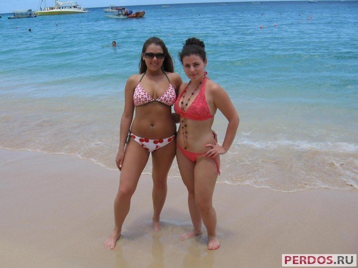 Красивые девушки в купальниках на пляже