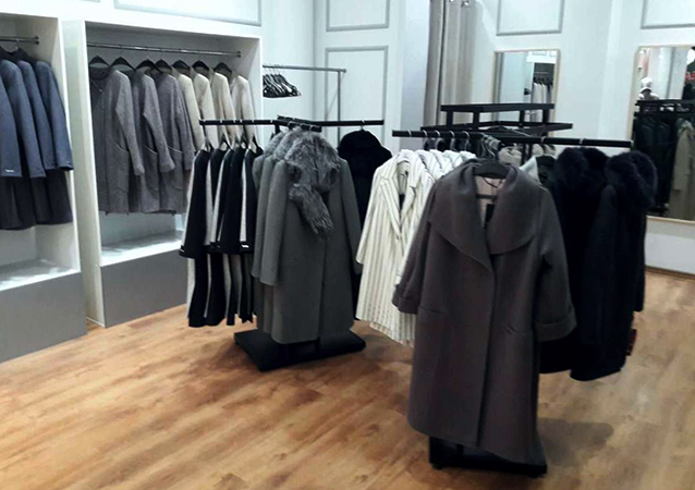 Выбор пальто в магазине