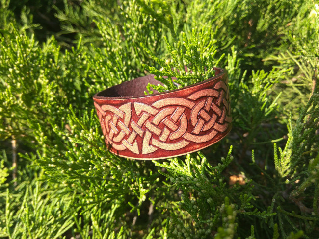 Кожаный браслет со старинным кельтским орнаментом