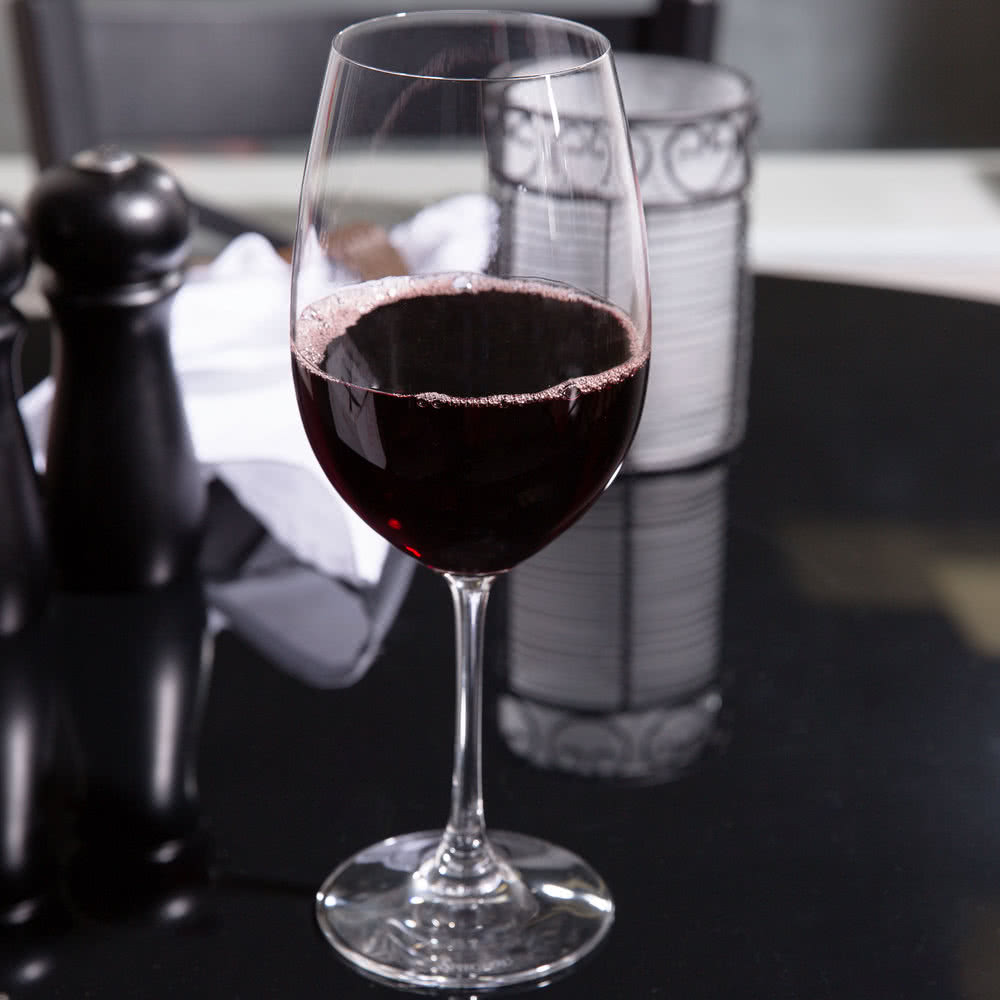 Бордосский бокал с вином