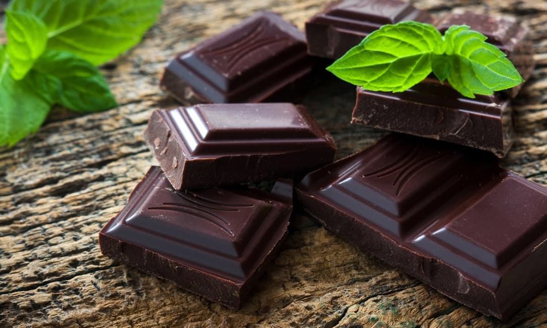 В горьком шоколаде содержатся кофеин и теобромин, которые положительно влияют на умственную работу