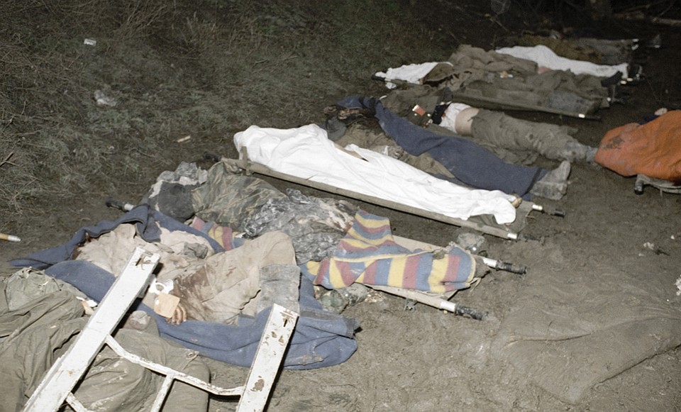 Тела погибших российских солдат возле городской больницы Грозного Фото: РИА Новости