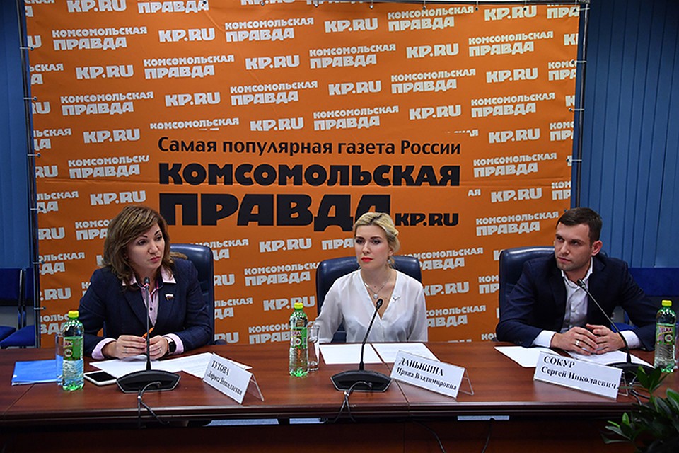 На пресс-конференции в редакции "Комсомолки" рассказали о телепрограмме "Учитель - это модно" и ее талантливых участниках. Фото: Виктор ГУСЕЙНОВ