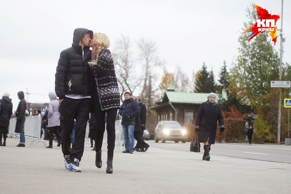 Федор Смолов и Виктория Лопырева во время прогулки по Екатеринбургу Фото: Алексей БУЛАТОВ