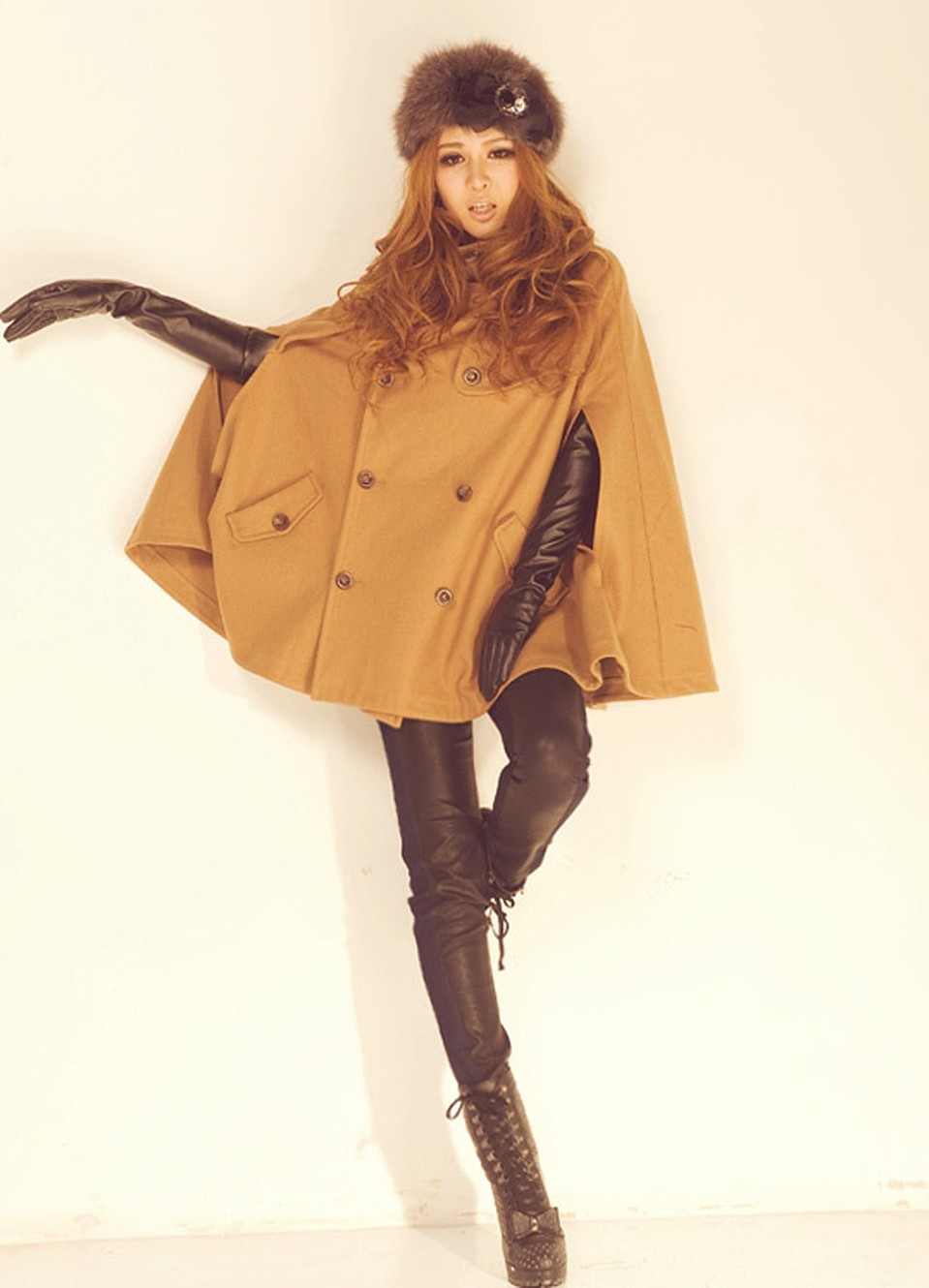 Кейп - пальто-накидка с прорезями для рук. Фото с сайта: casual-clothes.ru 