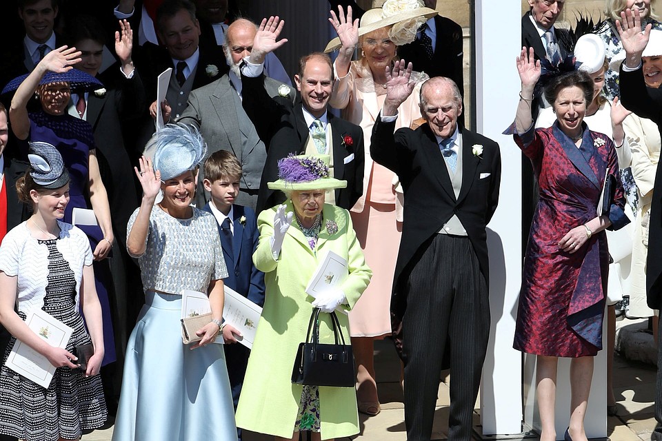 Королева провожает внука в поездку по улицам Виндзора Фото: REUTERS