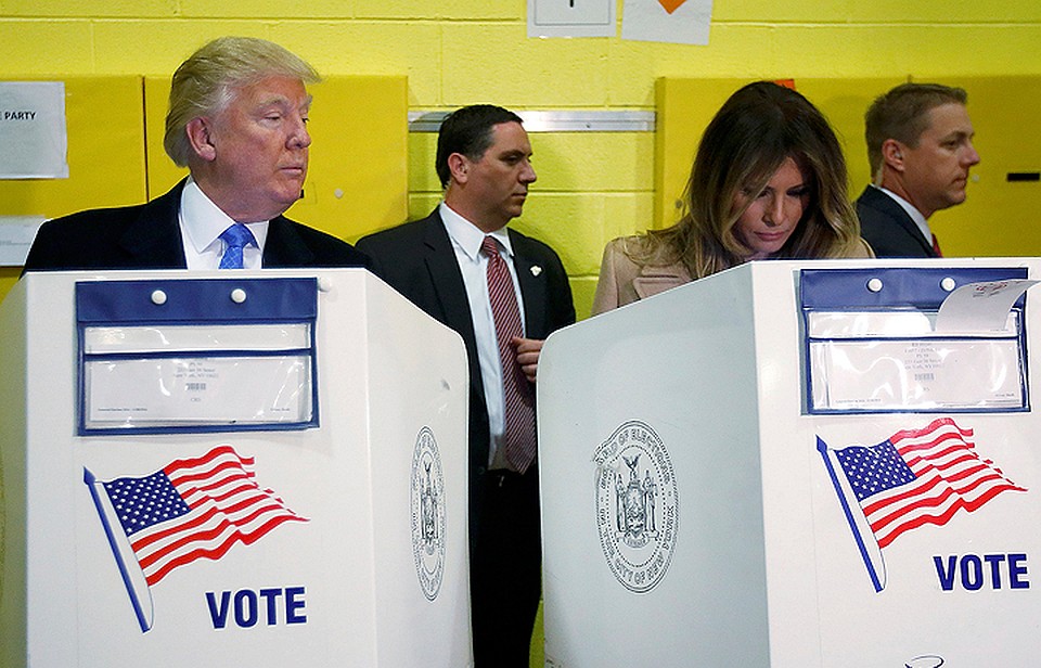 Во время голосования на участке Дональд Трамп на всякий случай убедился, что супруга отметила галочкой его кандидатуру. Фото: REUTERS