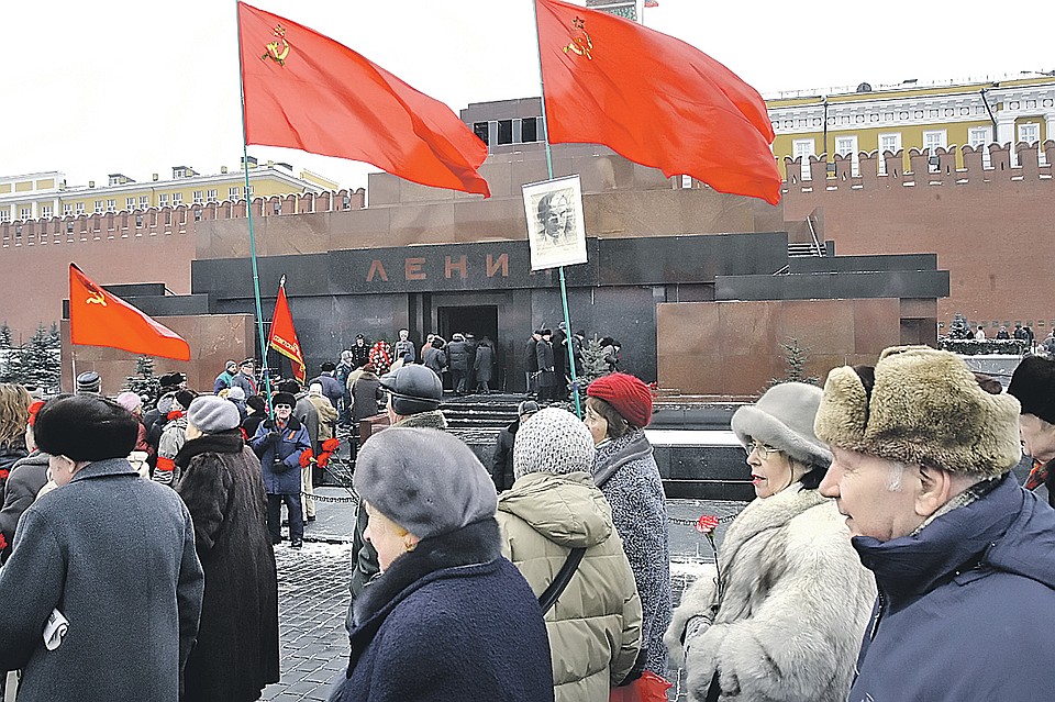 В каждую годовщину смерти Ленина к Мавзолею приходят тысячи сторонников его идей. Фото: Анатолий ЖДАНОВ