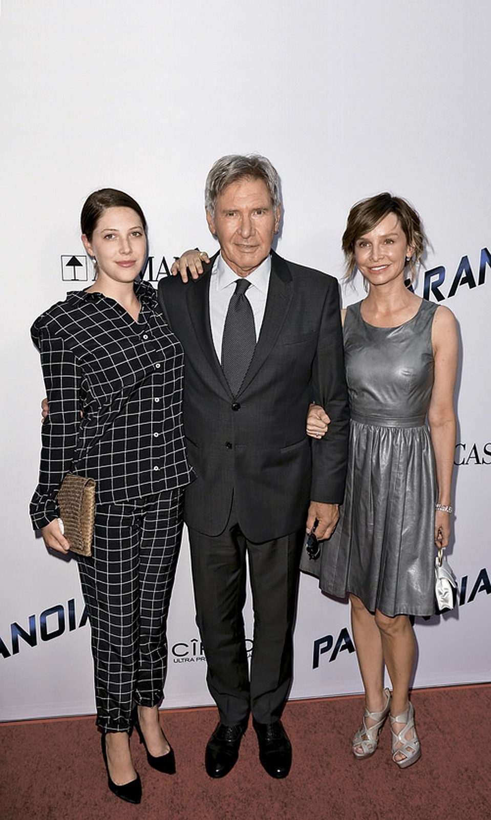 Актер с женой Калистой Флокхарт (справа) и дочерью Джорджией от брака с актрисой Мелиссой Мэтисон. Кроме того, у Форда есть трое взрослых сыновей (август, 2013). 