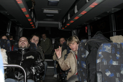В автобусе после концерта (фото Руслана ВОРОНОГО)