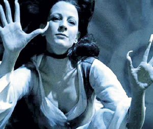 Сыграв роль Мэрил в фильме «Ведьма», актриса не раз признавалась, что в ней есть немного бесовщинки
