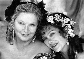 У Марии МЕРИЛЬ, как и у её близкой подруги Марины ВЛАДИ (слева), русские корни. Настоящая фамилия Маши - ГАГАРИНА, а Марины - ПОЛЯКОВА-БАЙДАРОВА