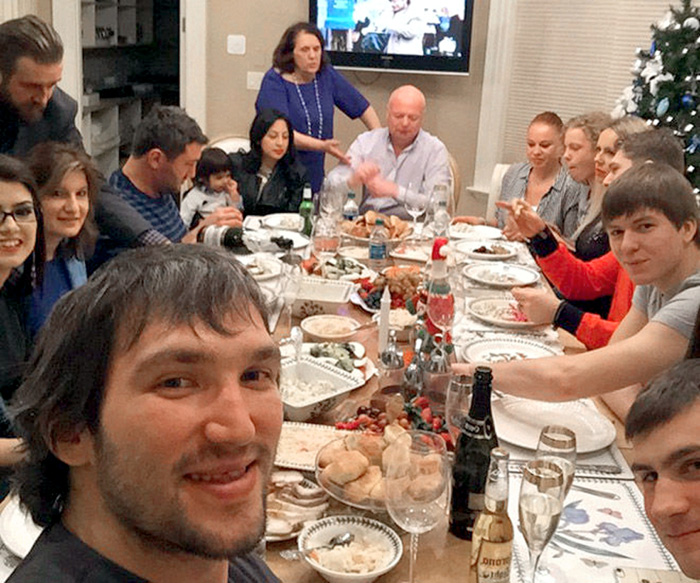 За праздничным новогодним столом собрались родные и близкие