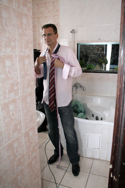 ...и сам себе выбирает галстук (фото Руслана ВОРОНОГО)