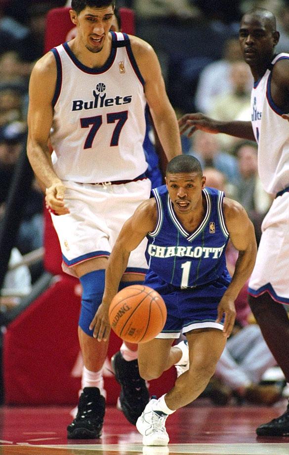 Gheorghe-Muresan-Muggsy-Bogues.jpg