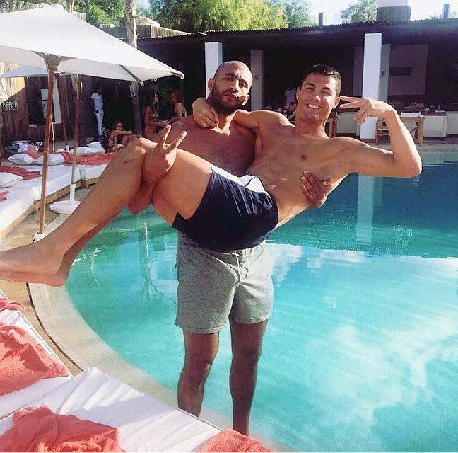 Криштиану и боксер Бадр Хари весело проводили время вместе и делились снимками в Инстаграме. 