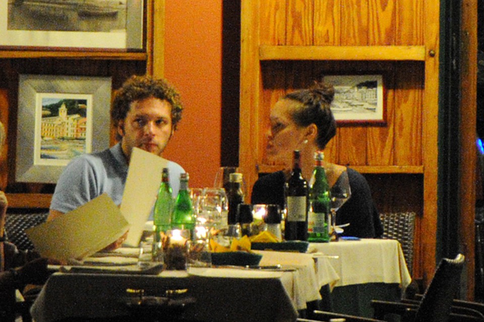 Итальянские папарацци стали свидетелями романтического ужина Константина и Алины в одном из местных ресторанов. Фото: SPLASH NEWS