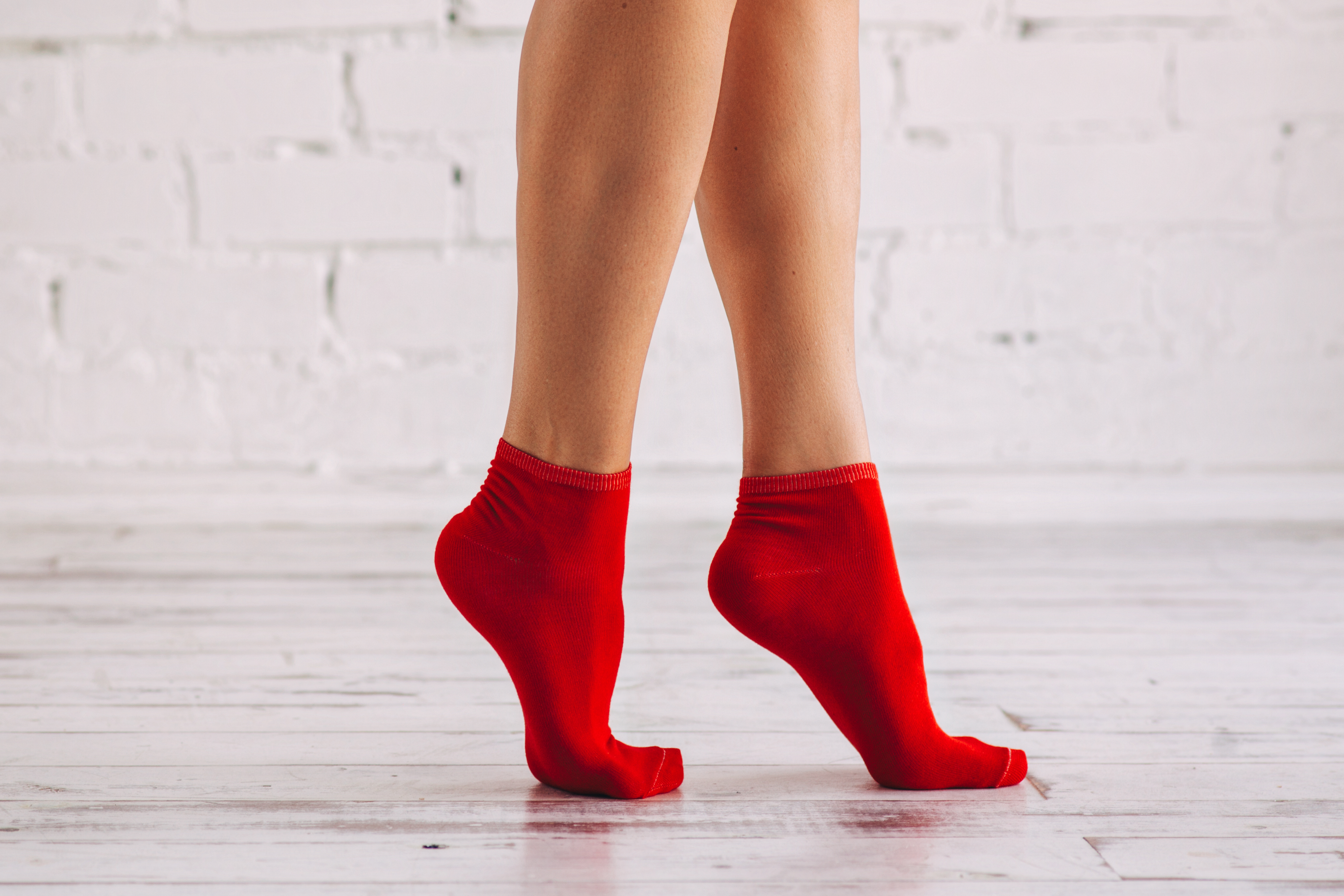 Носочках жену. Носки женские. Красные носки. Носки женские белые. Красные носки мужские.