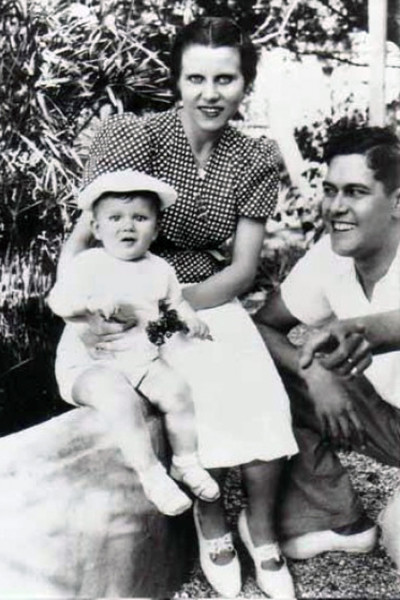 Ив с матерью и отцом в Оране в 1938 г.