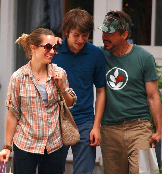 Роберт Дауни с женой и старшим сыном