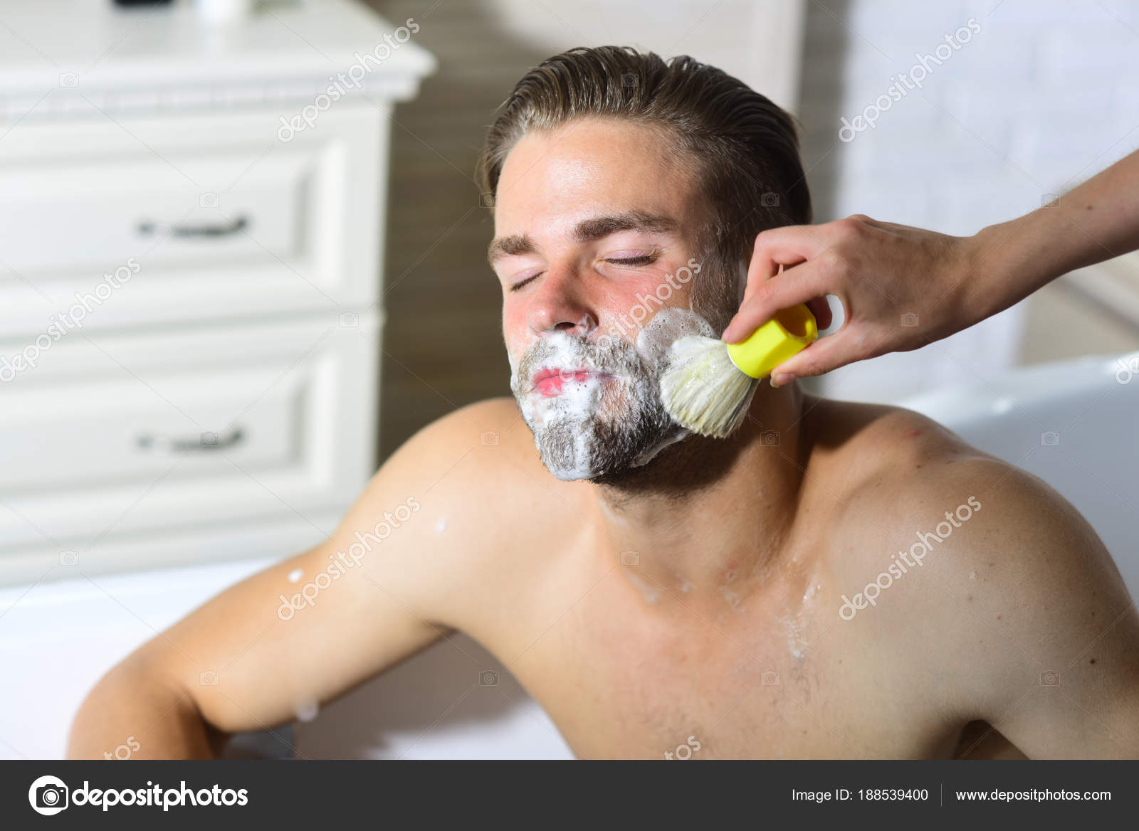 Побрить мужчину в домашних условиях. Бритье без пены. Пена для бритья на бороде. Брить бороду пенка. Мужская гигиена пена для бритья.