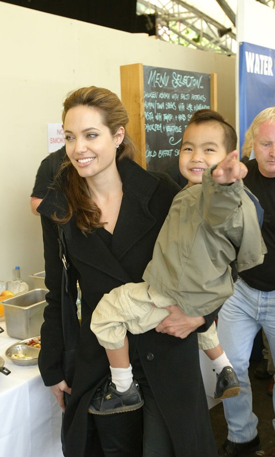 В день рождения Анджелины Джоли: 20 необычных фото актрисы