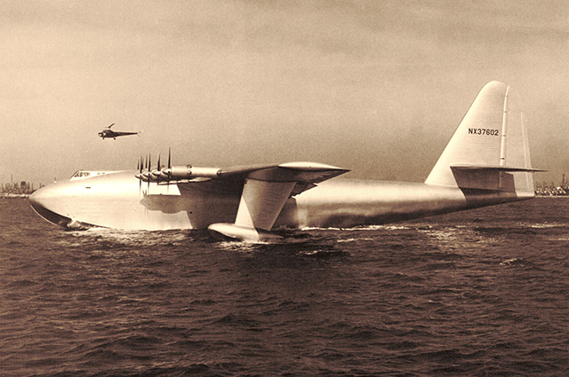 Самолёт Hughes H-4 Hercules, известный также как Spruce Goose («Еловый гусь»).