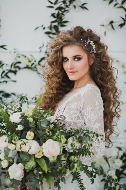 Невеста с длинными волосами с цветами