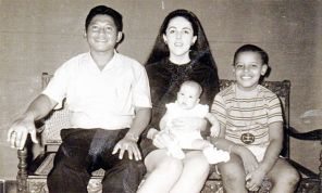 Энн Данхам со своим вторым мужем Лоло Соеторо, их дочерью, Майей и Бараком Обамой, в доме в Джакарте