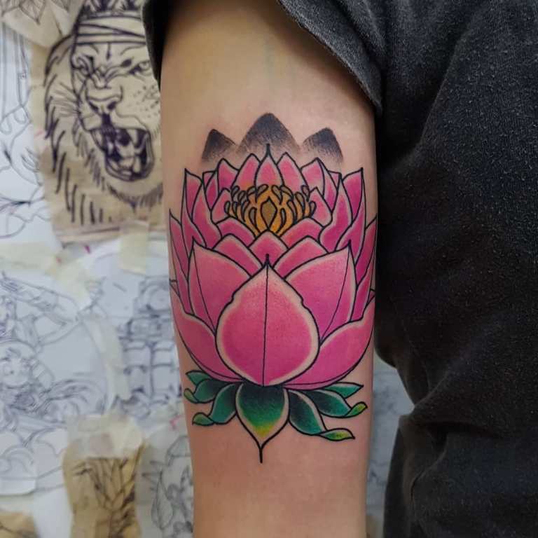 Татуировка розовый лотос на руке